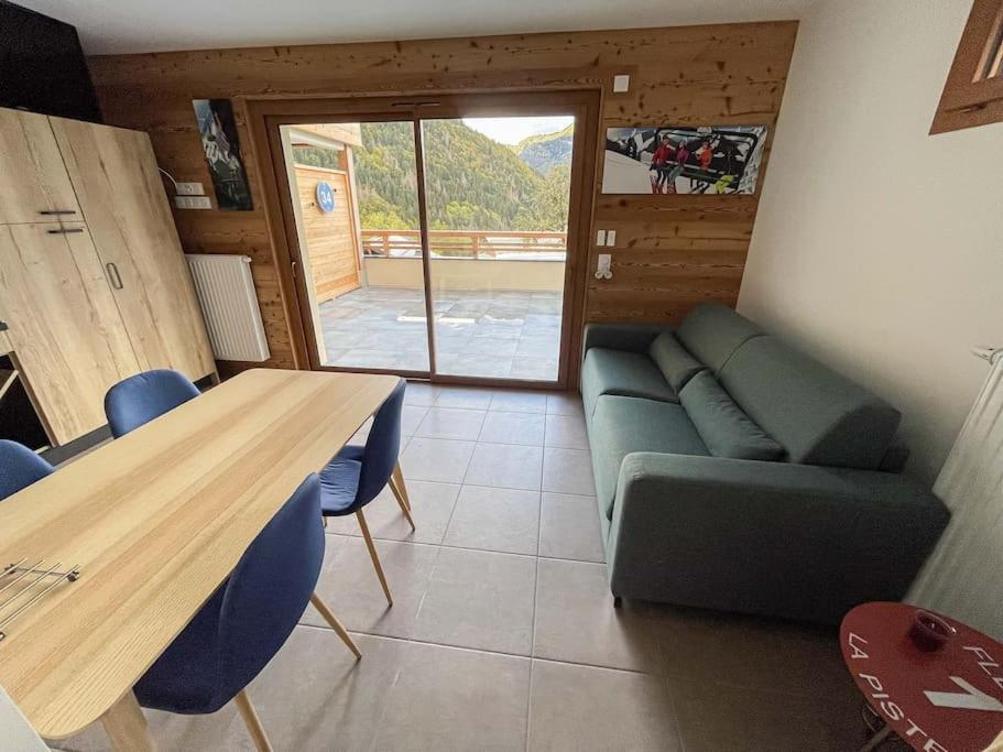 Apartment Le Snow Roc: Ski-in With Panoramic Terrace And Sauna