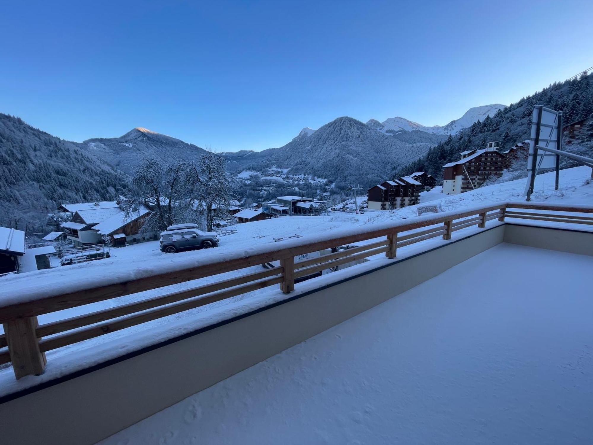 Le Snow Roc: Ski-in With Panoramic Terrace And Sauna *