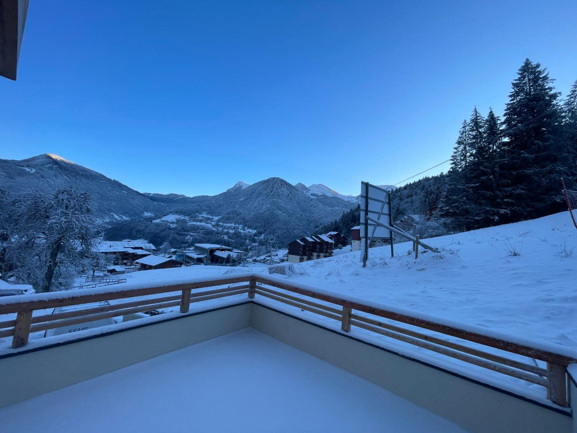 Le Snow Roc: Ski-in With Panoramic Terrace And Sauna